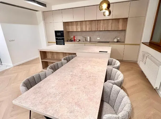 Stylish 3 Bedroom In The Hearth Of Center With History Pozsony