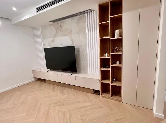 Stylish 3 Bedroom In The Hearth Of Center With History Pozsony