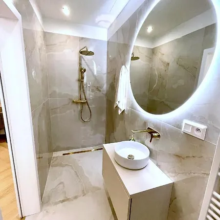 Stylish 3 Bedroom In The Hearth Of Center With History ברטיסלאבה