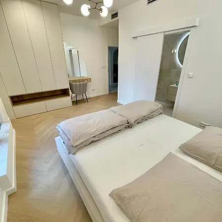 Stylish 3 Bedroom In The Hearth Of Center With History דירה *
