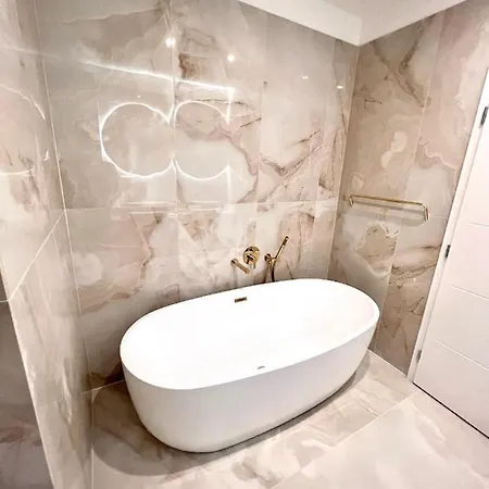 Stylish 3 Bedroom In The Hearth Of Center With History *