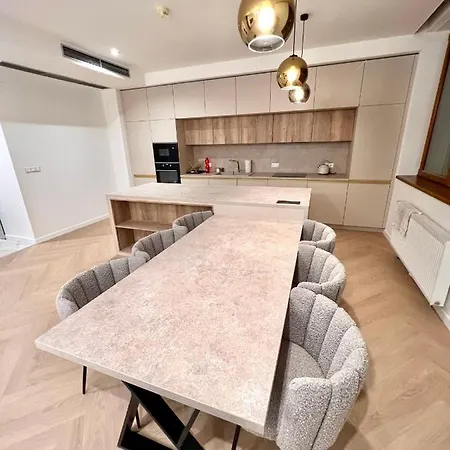 Stylish 3 Bedroom In The Hearth Of Center With History Братислава