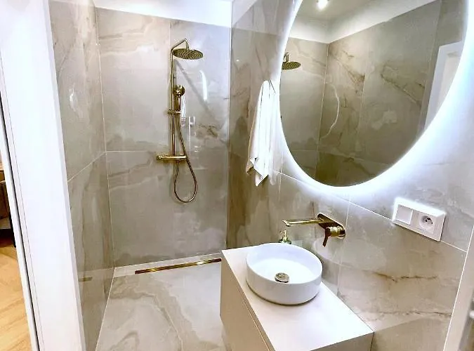 Stylish 3 Bedroom In The Hearth Of Center With History Bratislava