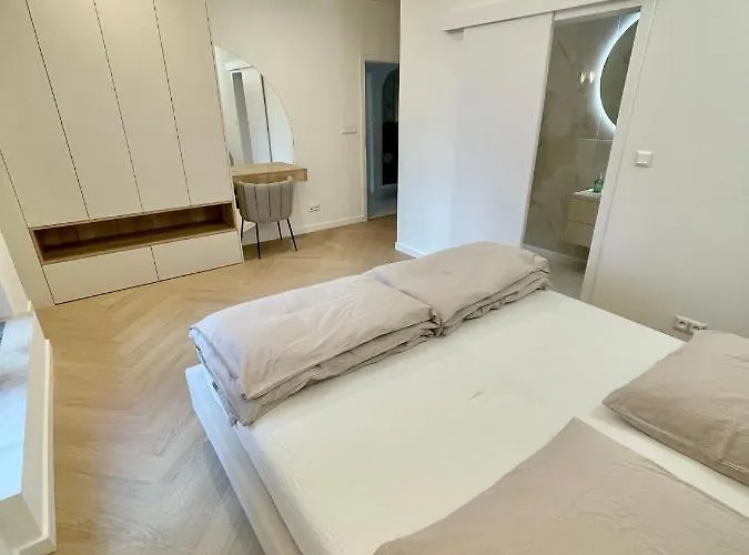 Stylish 3 Bedroom In The Hearth Of Center With History Apartament *